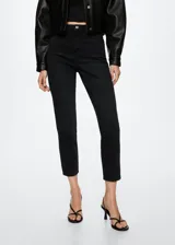 Jeans mom-fit de tiro alto color negro, confeccionados en mezcla de algodón y elastano con diseño de cinco bolsillos, trabillas y cierre frontal de cremallera y botón.