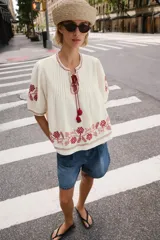 Shorts denim de tiro alto y corte relaxed, confeccionados en tejido vaquero celeste claro. Presentan trabillas en la cintura, diseño de cinco bolsillos, pliegues frontales y cierre con cremallera y botón metálico.