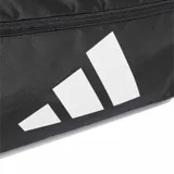 Bolso deportivo Adidas modelo Training Defender Medium, de color negro con grandes detalles blancos del logo de la marca. Cuenta con compartimento principal amplio, bolsillos exteriores con cierre, asas de mano y correa de hombro ajustable con hombrera acolchada.