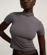 Blusa básica de ribana color marrón, con cuello alto y mangas cortas.