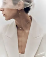 Collar deslizante de oro PDPAOLA, diseño minimalista con cadena fina y cierre ajustable con detalle ovalado, del cual caen dos tiras finas con terminales en punta.