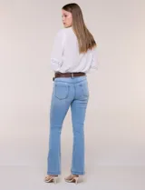 Jean elastizado de tiro alto y pierna semi-oxford, color azul, con diseño clásico de cinco bolsillos y dobladillo en el ruedo. Incluye un cinturón trenzado de cuerina marrón con hebilla metálica dorada.
