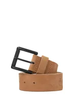 Cinturón de cuero natural en tono caramelo, con hebilla metálica de color negro y pasador de cuero. Presenta siete agujeros para ajuste.