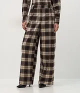 Pantalón de corte wide leg con acabado sastre, cintura estructurada con trabillas y estampado de cuadros. Confeccionado en tejido crepé con caída fluida.