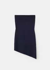 Top de punto fino color azul marino, de diseño entallado y asimétrico, con escote palabra de honor y sin mangas.