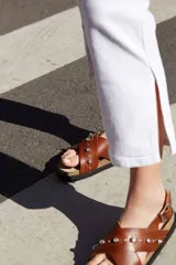 Sandalias marrones de cuero italiano con apliques de piedras brillantes, tiras cruzadas y hebilla lateral.
