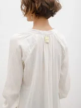 Vestido túnica largo color blanco, de corte recto y mangas 3/4.