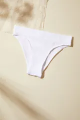 Bombacha de bikini color rosa, de microfibra sin costuras y tiro bajo.