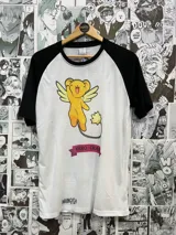 Remera blanca con mangas raglán negras y estampado de Kero Chan de Sakura Card Captor.