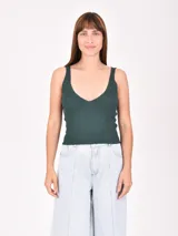 Musculosa de tejido acanalado color blanco hueso, con escote en V profundo y tirantes anchos.
