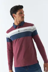 Remera cuello polo de manga larga con diseño a rayas horizontales en tonos borgoña, azul marino, gris y blanco. Logo estampado en el pecho. Corte regular.