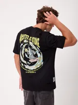Remera negra de algodón con ajuste holgado, manga corta y cuello redondo. Cuenta con un gran estampado trasero de un mago haciendo surf y la inscripción "Master of Stoke".