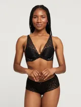 Bombacha estilo brazilian confeccionada en encaje suave con diseño de efecto pluma y delicado brillo. Presenta tiro medio, elástico ultraplano en la cintura y cobertura trasera mínima.