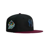 Gorro New Era 59FIFTY de los New York Yankees, color negro con visera bordó. Logo de los Yankees bordado en el frente y parche conmemorativo de la Serie Mundial 1999 en el lateral.