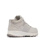 Bota de senderismo Columbia modelo Peakfreak Hera Mid, color blanco hueso. Presenta un diseño de caña media con tecnología impermeable OutDry, sistema de ajuste Navic Fit en el mediopié y suela con tacos de 5 mm para tracción en terrenos difíciles.
