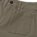Pantalon de corte wide leg color verde oliva, con tiro medio, cierre frontal con botón y bolsillos frontales tipo cargo.