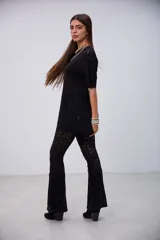 Remeron de encaje negro con diseño floral, de corte holgado y mangas cortas.