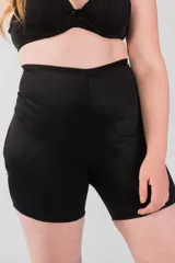 Calza corta color piel, de tiro alto, confeccionada en tela de faja de alta contención, diseñada para levantar los glúteos y dar más volumen.