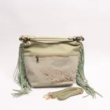 Cartera bandolera color verde claro con flecos laterales, detalles bordados en el frente, herrajes metálicos dorados y correa ajustable desmontable.