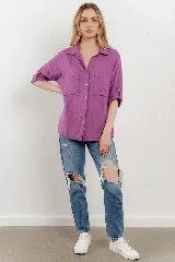 Camisa de lino color fucsia, con cuello camisero, botones frontales, dos bolsillos en el pecho y mangas 3/4 con presilla y botón.