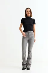 Remera de manga corta con cuello media polera, confeccionada en tejido acanalado al cuerpo.