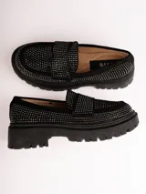 Mocasines negros con apliques de strass y suela track.