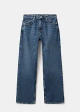 Pantalón de jean de corte recto y tiro medio, con diseño clásico de cinco bolsillos y cierre frontal con botón y cremallera.