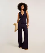 Pantalón pantalona femenino Marfinno de corte amplio y fluido, confeccionado en tejido acanalado con textura vertical y cintura elástica.