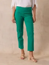 Pantalón verde esmeralda de gabardina elastizada, marca Zac & Rachel, de corte recto con pretina ancha pespunteada y largo al tobillo. Presenta bolsillos simulados.