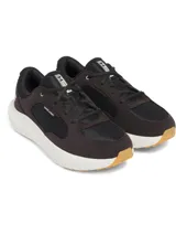 Championes de running Under Armour modelo Charged Versurge, color negro con suela blanca y base de goma color caramelo. Presentan una parte superior de malla con revestimientos de gamuza sintética y logo de la marca en el talón.