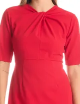 Vestido rojo de crepe, marca Emma & Michele, con cuello a la base y escote entrelazado. Tiene mangas cortas, cierre invisible en la espalda y tajo en el ruedo.