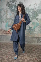 Riñonera grande de gamuza color camel, con correa ajustable y múltiples bolsillos con cierre.