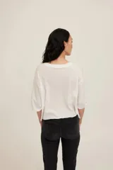 Remera de jersey de algodón color blanco, con cuello redondo, mangas hasta el codo con puños rematados y corte relajado.