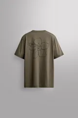 Remera Zara Athleticz de corte relaxed fit, confeccionada en tejido técnico fluido y ligero, en color verde militar. Presenta cuello redondo, manga corta y pequeño estampado a contraste en el pecho.
