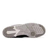 Championes New Balance 550 de cuero negro con detalles en azul y gris.