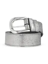 Cinturón plateado con textura brillante y hebilla metálica plateada.