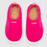 Pantuflas acolchadas color fucsia con diseño de costuras onduladas, suela de goma blanca y logo de la marca en dorado.