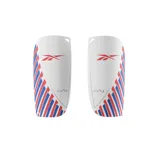 Canilleras Reebok Royal 3 blancas con logo rojo y diseño de rayas diagonales azules y rojas.