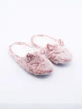 Pantuflas cerradas color rosado, de textura peluche, con diseño de cara de gato con orejas y detalles bordados simulando bigotes y ojos.