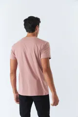 Remera rosa de algodón con cuello redondo, mangas cortas y estampado con texto en el frente.