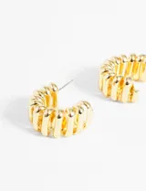 Aros dorados gruesos con forma de espiral.