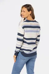 Buzo de punto fino con rayas horizontales en tonos azul marino, azul claro, beige y blanco. Tiene cuello redondo y mangas largas.