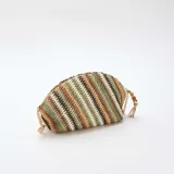 Bolso tipo clutch con diseño en forma de saco, tejido a rayas diagonales en tonos verdes, marrones y beige. Cuenta con cierre superior de cremallera, correa de cadena dorada y detalle colgante de borla con cuentas.