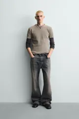 Camiseta de punto con textura acanalada, corte slim fit, cuello redondo y manga corta. Confeccionada en mezcla de algodón con elasticidad y acabado con efecto lavado.