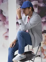 Campera bomber con cierre completo, color azul marino.