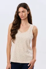 Musculosa de algodón color beige con delicado estampado floreado, escote redondo y pequeños volados en las sisas.