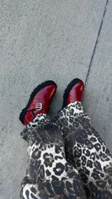 Bota de caña baja confeccionada en cuero vacuno encerado color rojo cereza. Presenta un diseño con hebilla metálica niquelada en el lateral y suela track negra de estilo artesanal.