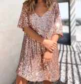 Túnica de corte recto y manga corta con escote en V, completamente recubierta de lentejuelas brillantes.