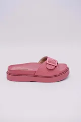 Sandalia de plataforma vegana color rosa, hecha con Piñatex, textil ecológico hecho a partir de hojas de ananá.