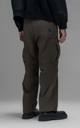 Pantalón cargo de corte regular confeccionado en textil técnico pesado color chocolate. Presenta cintura elástica con cordón de ajuste, dos bolsillos laterales en la cintura y dos bolsillos cargo de gran tamaño. Incluye elásticos con tancas en los tobillos para regular la apertura de la pierna.